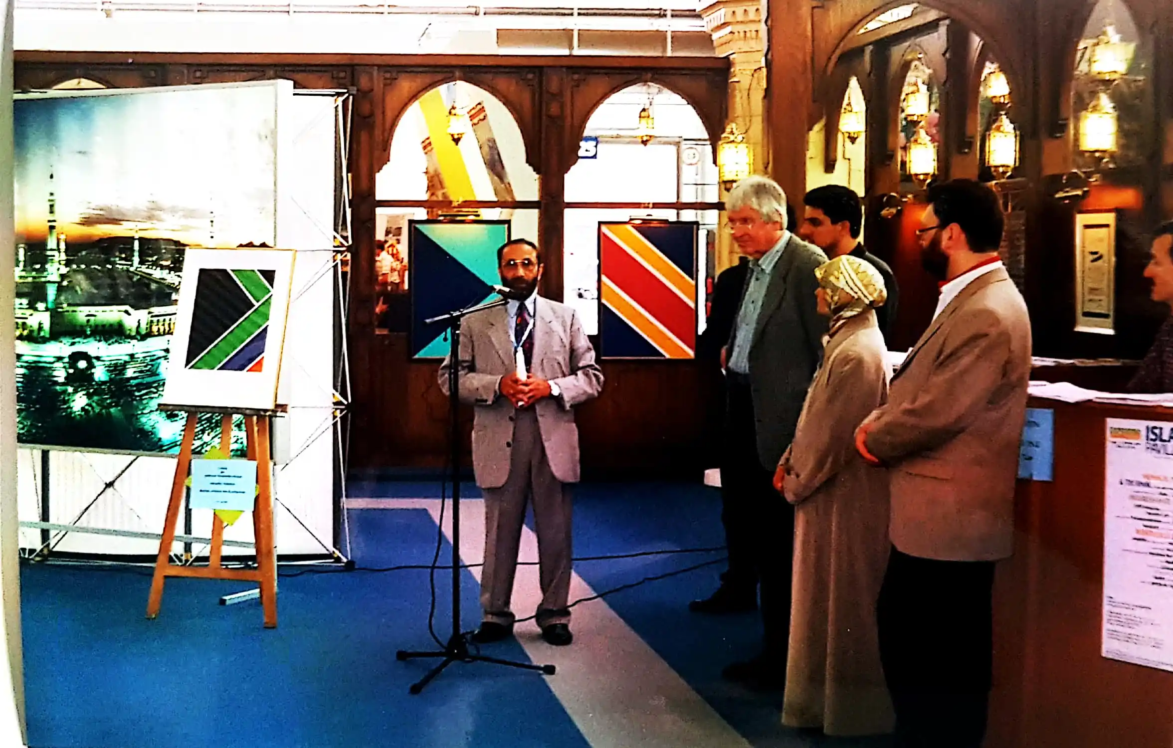 Abbildung-von-nadeem-elyas-bei-einer-rede-mit-Besuchern-im-islampavillon-bei-der-expo-in-hannover-im-jahr-2000-IISW