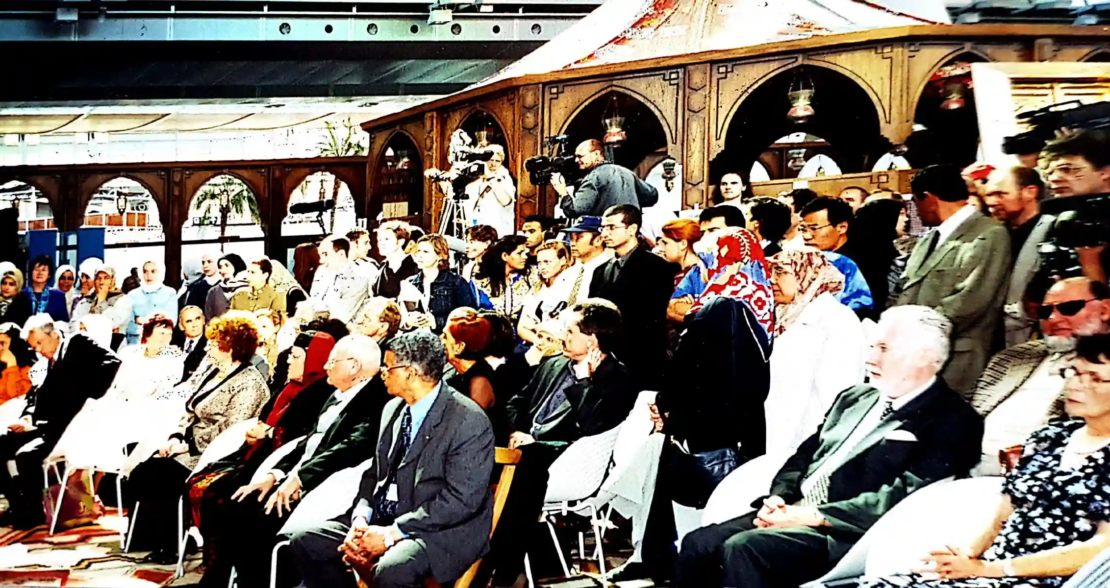 Abbildung-Besucher-des-islampavillons-bei-der-expo-in-hannover-im-jahr-2000-IISW