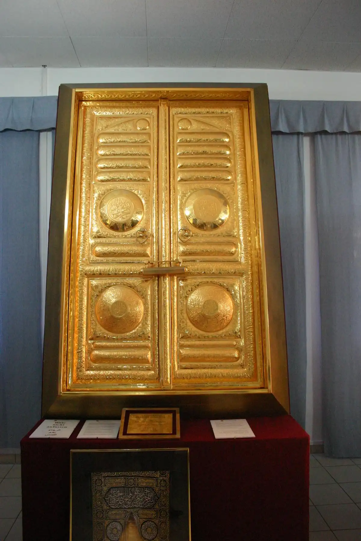 Abbildung-der-ausgestellten-nachbildung-des-goldenen-kaabators-in-wien-IISW
