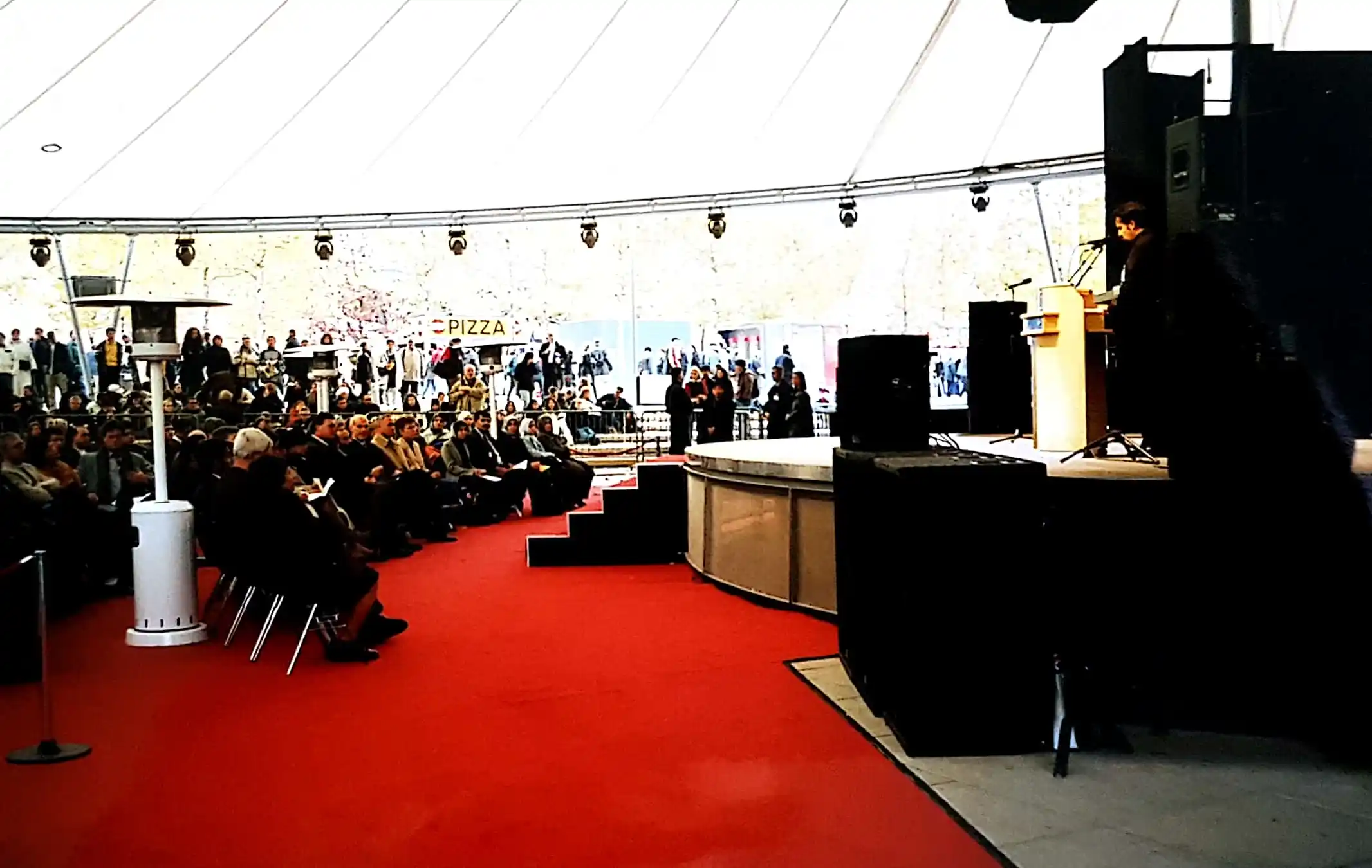 Abbildung-des-Publikums-waehrend-einer-Rede-eines-Imams-beim-islampavillon-bei-der-expo-in-hannover-im-jahr-2000-IISW