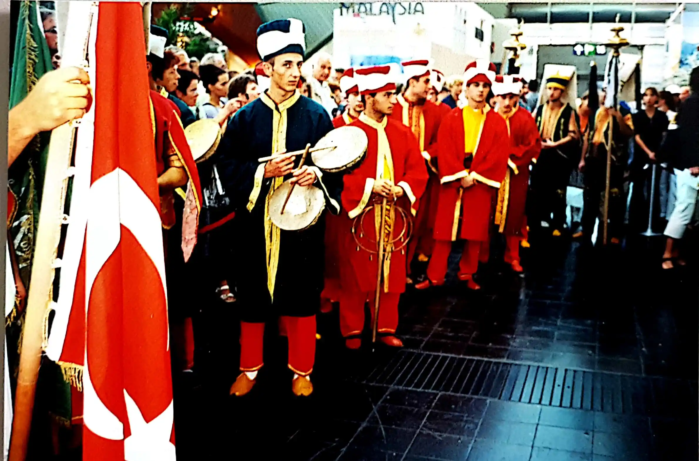Abbildung-einer-musikalischen-tuerkisch-traditionellen-Hochzeitsfolklore-bei-der-expo-in-hannover-im-jahr-2000-IISW