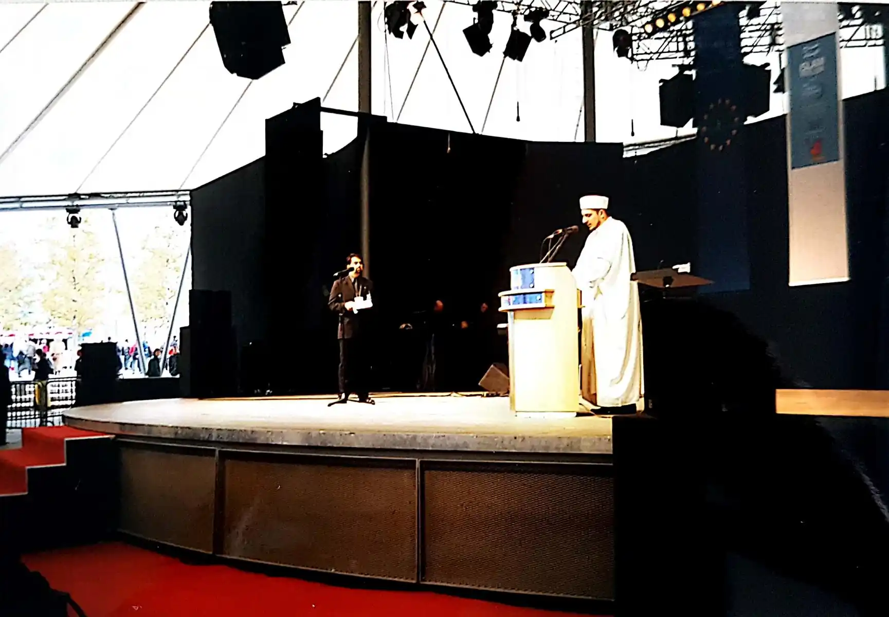 Abbildung-eines-Imams-beim-islampavillon-bei-der-expo-in-hannover-im-jahr-2000-IISW