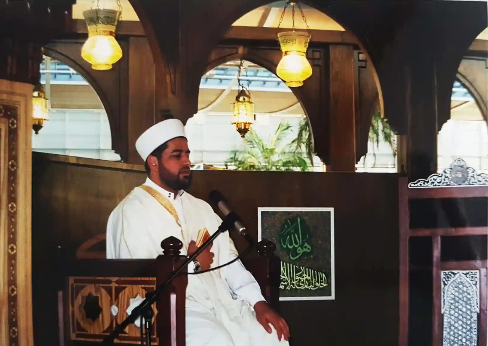 Abbildung-eines-imams-waehrend-seiner-predigt-im-islampavillon-bei-der-expo-in-hannover-im-jahr-2000-IISW