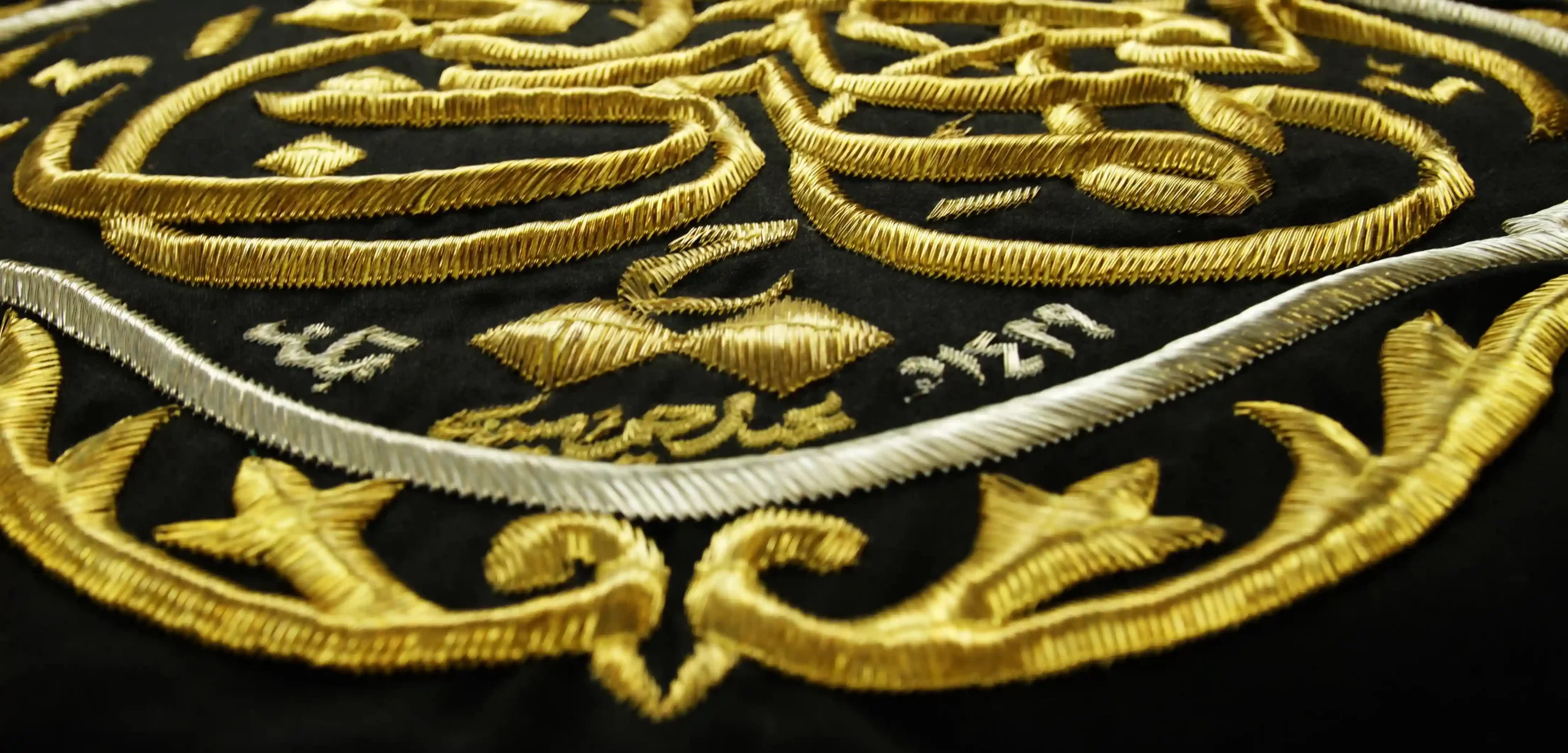 Abbildung-eines-kalligraphischen-schmuckstuecks-der-Kaaba-IISW