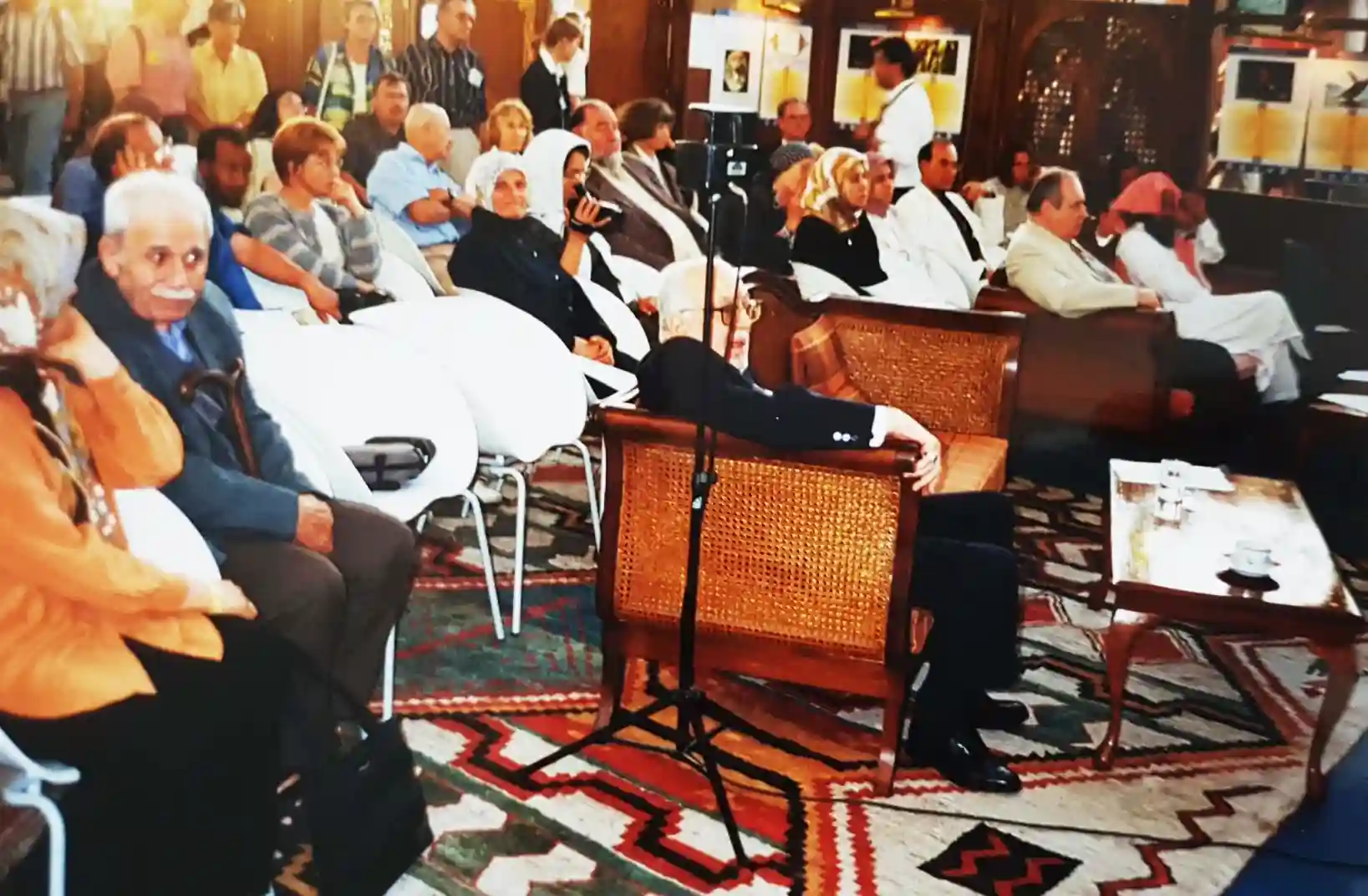 Abbildung-von-Besuchern-des-islampavillons-bei-der-expo-2000-in-hannover-IISW