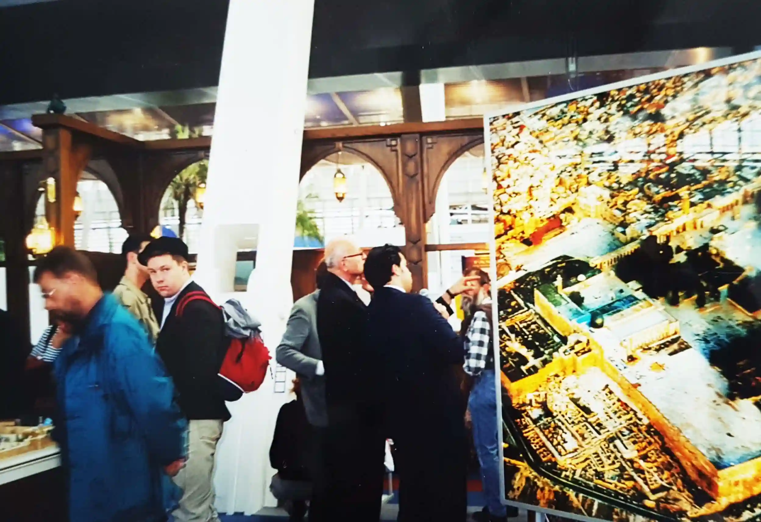 Abbildung-von-besuchern-des-islampavillons-bei-der-expo-in-hannover-im-jahr-2000-IISW