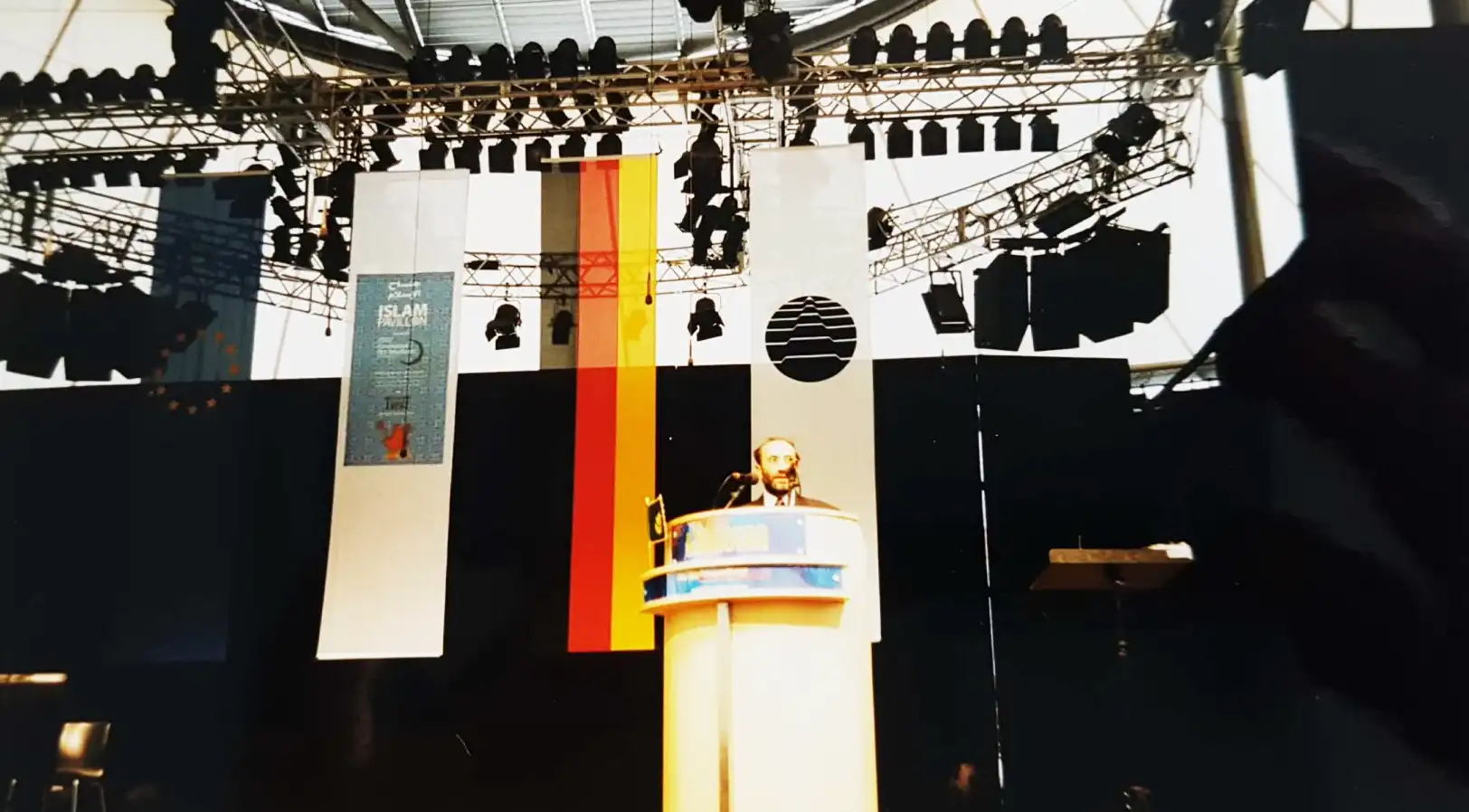Abbildung-von-nadeem-elyas-auf-der-Bühne-bei-seiner-rede-vor-Besuchern-des-islampavillon-bei-der-expo-in-hannover-im-jahr-2000-IISW